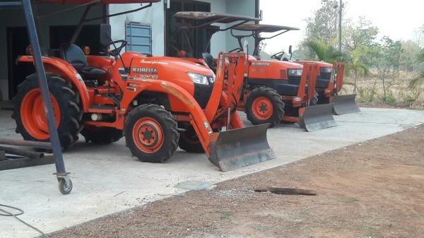 ขายรถไถคูโบต้าL3208คานโค้งอุปกรณ์ดันหน้าผานห้าโรตารี่ตราช้างครับ