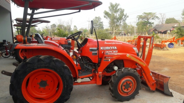 ขายรถไถคูโบต้าL3208คานโค้งอุปกรณ์ดันหน้าผานห้าโรตารี่ตราช้างครับ