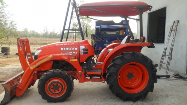 ขายรถไถคูโบต้าL3208คานโค้งอุปกรณ์ดันหน้าผานห้าโรตารี่ตราช้างครับ