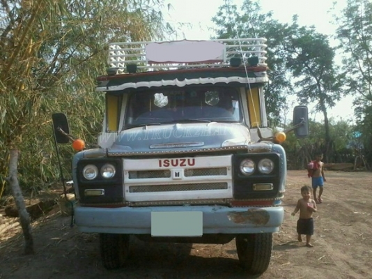 รถบรรทุก ISUZU หัวยาวพื้นเรียบเทเลอร์ สะพานยกได้ด้วยระบบไฮโดลิก