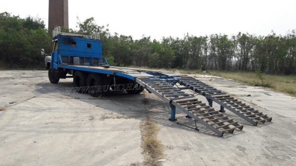 รถบรรทุก ISUZU หัวยาวพื้นเรียบเทเลอร์ สะพานยกได้ด้วยระบบไฮโดลิก