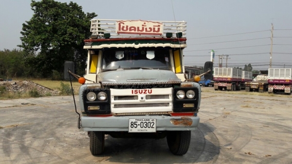 รถบรรทุก ISUZU หัวยาวพื้นเรียบเทเลอร์ สะพานยกได้ด้วยระบบไฮโดลิก