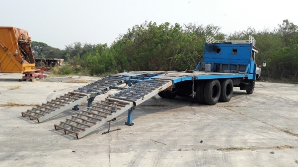 รถบรรทุก ISUZU หัวยาวพื้นเรียบเทเลอร์ สะพานยกได้ด้วยระบบไฮโดลิก