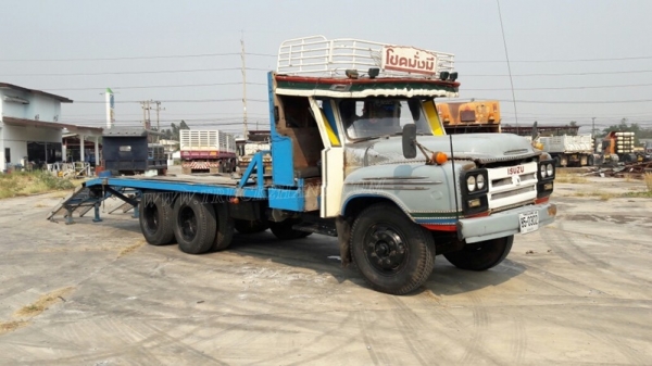 รถบรรทุก ISUZU หัวยาวพื้นเรียบเทเลอร์ สะพานยกได้ด้วยระบบไฮโดลิก