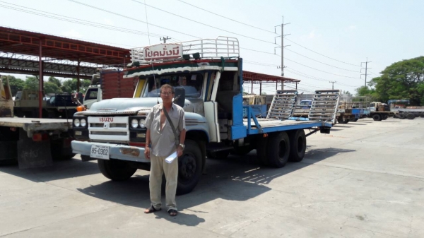 รถบรรทุก ISUZU หัวยาวพื้นเรียบเทเลอร์ สะพานยกได้ด้วยระบบไฮโดลิก