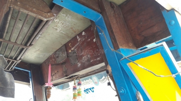 รถบรรทุก ISUZU หัวยาวพื้นเรียบเทเลอร์ สะพานยกได้ด้วยระบบไฮโดลิก