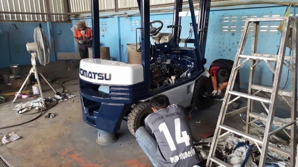 แหล่งรวมรถโฟลค์ลิฟท์งาเทอิ้งค์ฟอร์คงากระดกเทได้ภาคตะวันออกสำหรับตักยางพาราก้อนยางถ้วยขี้ยาง