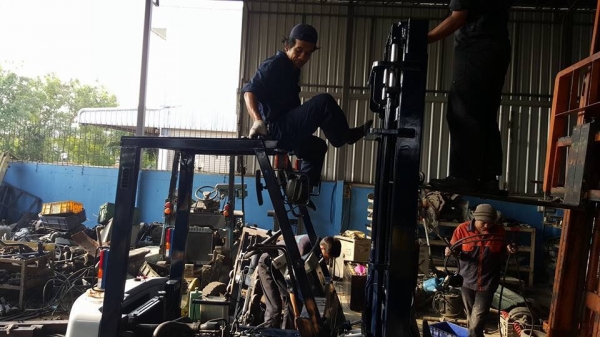 แหล่งรวมรถโฟลค์ลิฟท์งาเทอิ้งค์ฟอร์คงากระดกเทได้ภาคตะวันออกสำหรับตักยางพาราก้อนยางถ้วยขี้ยาง