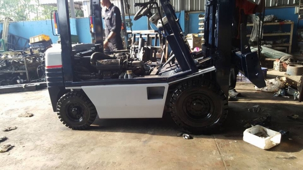 แหล่งรวมรถโฟลค์ลิฟท์งาเทอิ้งค์ฟอร์คงากระดกเทได้ภาคตะวันออกสำหรับตักยางพาราก้อนยางถ้วยขี้ยาง