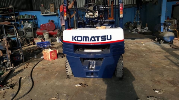 แหล่งรวมรถโฟลค์ลิฟท์งาเทอิ้งค์ฟอร์คงากระดกเทได้ภาคตะวันออกสำหรับตักยางพาราก้อนยางถ้วยขี้ยาง