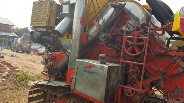 ขาย รถเกี่ยวข้าว ไอ้หนุ่มเจ้าพลัง เครื่อง 6HE1 195 แรงม้า ราคาต่อรองได้