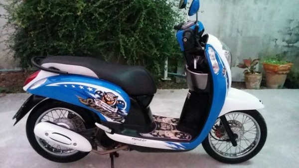 ขาย Honda scoopy i ปี 56 หัวฉีดตัวใหม่กำลังฮิต - เครื่องเดิมๆ ปกติ สตาร์ทมือ สตาร์ทเท้าปกติทีเดียวติด - ไฟหน้า ไฟท้าย ้ไฟเลี้ยว ไฟเบรค ติดปกติ  - รถใช้งานน้อย 20000 กว่าโล - ชุดสีเดิมๆ ทะเบียนไม่ขาดต่อ ชุดโอนครับ   - รถอยุ่ ถนนสรงประภา แขวงสีกัน  เขตดอนเม