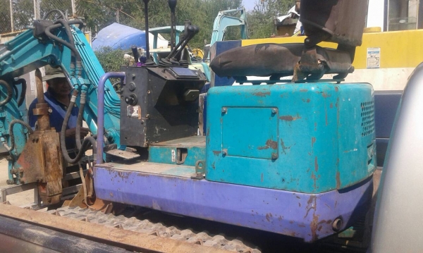 tractor-backhoe ได้จัดส่งแบคโฮจิ๋วพร้อมหัวเจาะกระแทกปูนคอนกรีต ขึ้นรถกระบะ ปิกอัพ ไปใช้ที่ สุพรรณ