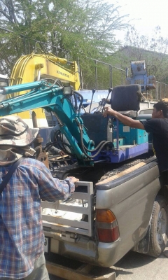 tractor-backhoe ได้จัดส่งแบคโฮจิ๋วพร้อมหัวเจาะกระแทกปูนคอนกรีต ขึ้นรถกระบะ ปิกอัพ ไปใช้ที่ สุพรรณ