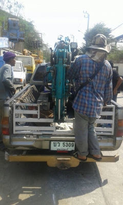 tractor-backhoe ได้จัดส่งแบคโฮจิ๋วพร้อมหัวเจาะกระแทกปูนคอนกรีต ขึ้นรถกระบะ ปิกอัพ ไปใช้ที่ สุพรรณ