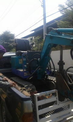tractor-backhoe ได้จัดส่งแบคโฮจิ๋วพร้อมหัวเจาะกระแทกปูนคอนกรีต ขึ้นรถกระบะ ปิกอัพ ไปใช้ที่ สุพรรณ