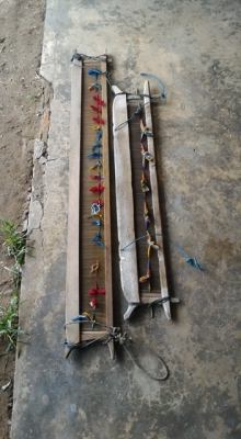 ฟืม (งานไม้ทำมือ แฮนด์แมค) ทอผ้าโบราณ มี 2 อันใหญ่ๆ แถมมีหัวผ้าโบราณ 2 ชุด สวยด้วยครับ