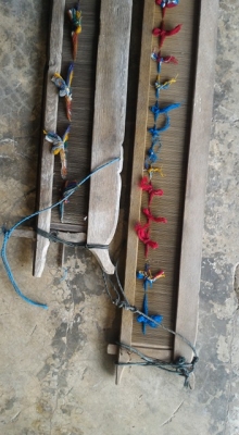 ฟืม (งานไม้ทำมือ แฮนด์แมค) ทอผ้าโบราณ มี 2 อันใหญ่ๆ แถมมีหัวผ้าโบราณ 2 ชุด สวยด้วยครับ