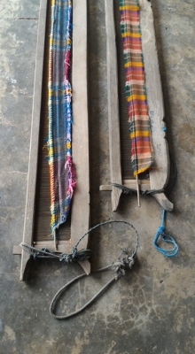 ฟืม (งานไม้ทำมือ แฮนด์แมค) ทอผ้าโบราณ มี 2 อันใหญ่ๆ แถมมีหัวผ้าโบราณ 2 ชุด สวยด้วยครับ