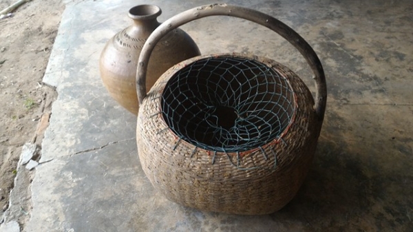 งานไม้รวมๆ ทอผ้าไหม ผ้าฝ้าย จับปลา ดินเผาเก่า ขายรวม 699 บ.