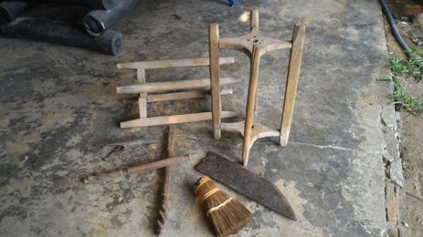 งานไม้รวมๆ ทอผ้าไหม ผ้าฝ้าย จับปลา ดินเผาเก่า ขายรวม 699 บ.