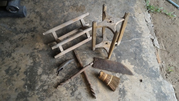 งานไม้รวมๆ ทอผ้าไหม ผ้าฝ้าย จับปลา ดินเผาเก่า ขายรวม 699 บ.