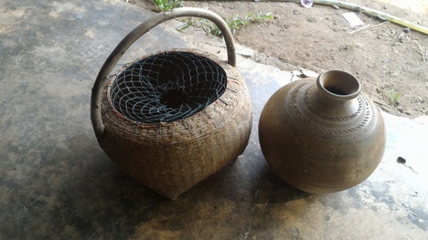 งานไม้รวมๆ ทอผ้าไหม ผ้าฝ้าย จับปลา ดินเผาเก่า ขายรวม 699 บ.