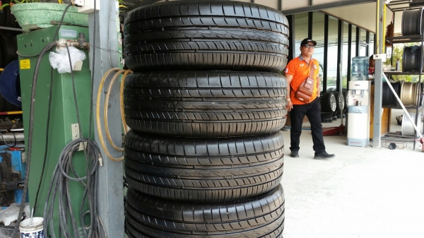 225 55 17 ยางป้ายแดงปี14