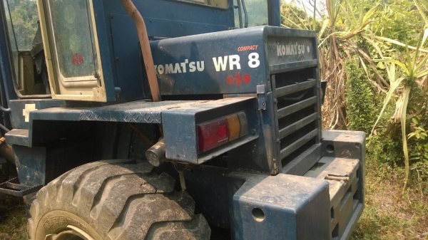 รถตักล้อยาง KOMATSU WR8