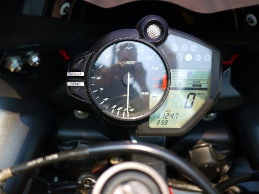 ขาย Yamaha R1 ปี 2012 ตัว Limited สเปคเมกาแท้ พร้อมทะเบียนแท้ รถสวย เครืองสดๆพร้อมออกทริป