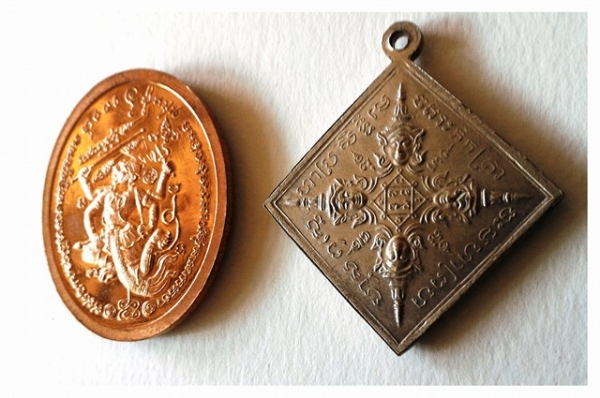 หลวงปู่หมุน วัดบ้านจาน ชุดนี้ 2 เหรียญ เหรียญพรหมข้าวหลามตัด และเหรียญอาจาริยา ราคา 999บ. เนื้อสวยคม มีโค๊ดชัดเจน