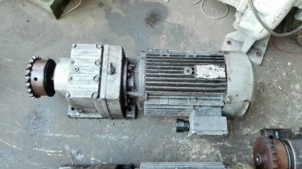 ** SOLD ** มอเตอร์เกียร์ SEW Eurodrive 7.5 HP 380V ทด 1:13 เพลาออก 113 RPM วิ่งเงียบทุกตัวมาเทสก่อนได้!!