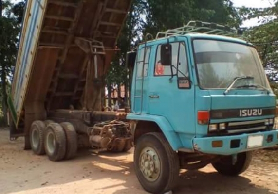 ISUZU ROCKY FXZ 240 HP 6SD1 สิบล้อดั๊มพ์ 2 เพลา กระบะดั๊มพ์คอกมิเนียม 12 ตันสวยๆพร้อมใช้งาน ร็อก 210 วางเครื่อง 240 แรงเครื่องแรงดีมากครับไม่มีแตกเยิ้มลงเล่มครบถูกต้อง เกียร์อีตั้น ภายในเก๋งคอนโซลสวยครบพร้อม พวงมาลัยเพาเวอร์ ระบบเบรคทริ๊ปฟี้ครบครัน ช่วงล่