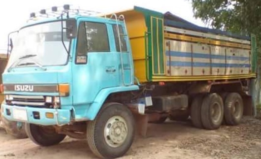 ISUZU ROCKY FXZ 240 HP 6SD1 สิบล้อดั๊มพ์ 2 เพลา กระบะดั๊มพ์คอกมิเนียม 12 ตันสวยๆพร้อมใช้งาน ร็อก 210 วางเครื่อง 240 แรงเครื่องแรงดีมากครับไม่มีแตกเยิ้มลงเล่มครบถูกต้อง เกียร์อีตั้น ภายในเก๋งคอนโซลสวยครบพร้อม พวงมาลัยเพาเวอร์ ระบบเบรคทริ๊ปฟี้ครบครัน ช่วงล่