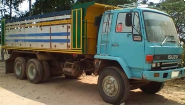 ISUZU ROCKY FXZ 240 HP 6SD1 สิบล้อดั๊มพ์ 2 เพลา กระบะดั๊มพ์คอกมิเนียม 12 ตันสวยๆพร้อมใช้งาน ร็อก 210 วางเครื่อง 240 แรงเครื่องแรงดีมากครับไม่มีแตกเยิ้มลงเล่มครบถูกต้อง เกียร์อีตั้น ภายในเก๋งคอนโซลสวยครบพร้อม พวงมาลัยเพาเวอร์ ระบบเบรคทริ๊ปฟี้ครบครัน ช่วงล่