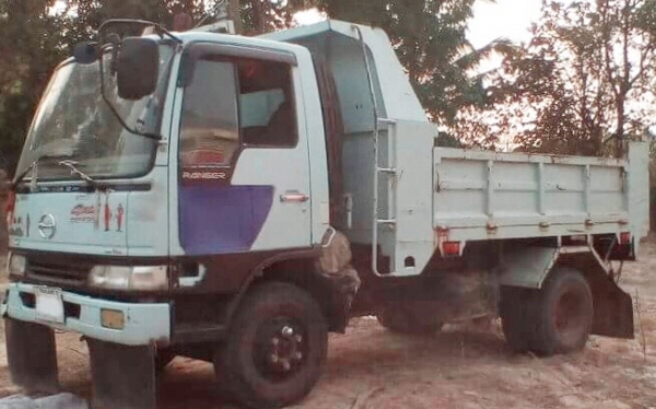 HINO FC3J 170 HP JO7C หกล้อดั๊มพ์ สมอเงิน กระบะดั๊มพ์เหล็ก 5 ตันความยาว 3.60 เมตรสภาพดีพร้อมบรรทุกทำงานหนักได้เลยครับ เครื่องยนต์แรงดีไม่มีเยิ้ม ภายในห้องเก๋งสะอาด แอร์เย็น พวงมาลัยเพาเวอร์ ระบบเบรคทริ๊ปฟี้ครบครัน ช่วงล่างใหญ่แน่นดีคัชซีสวยไม่มีบวม ยาง 8.