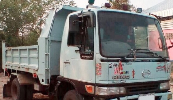 HINO FC3J 170 HP JO7C หกล้อดั๊มพ์ สมอเงิน กระบะดั๊มพ์เหล็ก 5 ตันความยาว 3.60 เมตรสภาพดีพร้อมบรรทุกทำงานหนักได้เลยครับ เครื่องยนต์แรงดีไม่มีเยิ้ม ภายในห้องเก๋งสะอาด แอร์เย็น พวงมาลัยเพาเวอร์ ระบบเบรคทริ๊ปฟี้ครบครัน ช่วงล่างใหญ่แน่นดีคัชซีสวยไม่มีบวม ยาง 8.