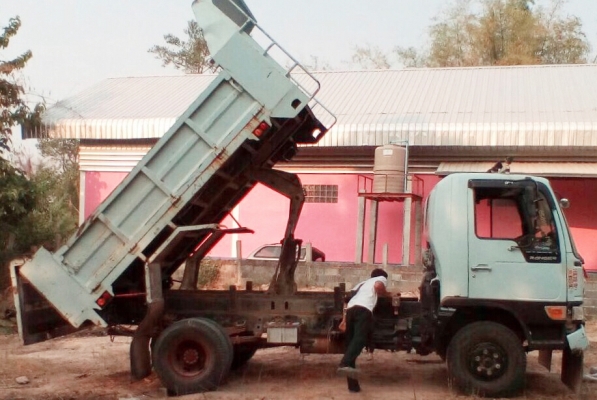 HINO FC3J 170 HP JO7C หกล้อดั๊มพ์ สมอเงิน กระบะดั๊มพ์เหล็ก 5 ตันความยาว 3.60 เมตรสภาพดีพร้อมบรรทุกทำงานหนักได้เลยครับ เครื่องยนต์แรงดีไม่มีเยิ้ม ภายในห้องเก๋งสะอาด แอร์เย็น พวงมาลัยเพาเวอร์ ระบบเบรคทริ๊ปฟี้ครบครัน ช่วงล่างใหญ่แน่นดีคัชซีสวยไม่มีบวม ยาง 8.