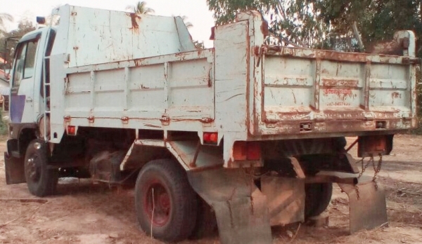 HINO FC3J 170 HP JO7C หกล้อดั๊มพ์ สมอเงิน กระบะดั๊มพ์เหล็ก 5 ตันความยาว 3.60 เมตรสภาพดีพร้อมบรรทุกทำงานหนักได้เลยครับ เครื่องยนต์แรงดีไม่มีเยิ้ม ภายในห้องเก๋งสะอาด แอร์เย็น พวงมาลัยเพาเวอร์ ระบบเบรคทริ๊ปฟี้ครบครัน ช่วงล่างใหญ่แน่นดีคัชซีสวยไม่มีบวม ยาง 8.