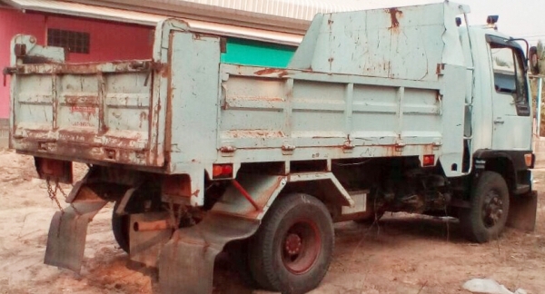 HINO FC3J 170 HP JO7C หกล้อดั๊มพ์ สมอเงิน กระบะดั๊มพ์เหล็ก 5 ตันความยาว 3.60 เมตรสภาพดีพร้อมบรรทุกทำงานหนักได้เลยครับ เครื่องยนต์แรงดีไม่มีเยิ้ม ภายในห้องเก๋งสะอาด แอร์เย็น พวงมาลัยเพาเวอร์ ระบบเบรคทริ๊ปฟี้ครบครัน ช่วงล่างใหญ่แน่นดีคัชซีสวยไม่มีบวม ยาง 8.