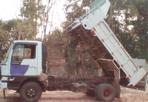 HINO FC3J 170 HP JO7C หกล้อดั๊มพ์ สมอเงิน กระบะดั๊มพ์เหล็ก 5 ตันความยาว 3.60 เมตรสภาพดีพร้อมบรรทุกทำงานหนักได้เลยครับ เครื่องยนต์แรงดีไม่มีเยิ้ม ภายในห้องเก๋งสะอาด แอร์เย็น พวงมาลัยเพาเวอร์ ระบบเบรคทริ๊ปฟี้ครบครัน ช่วงล่างใหญ่แน่นดีคัชซีสวยไม่มีบวม ยาง 8.