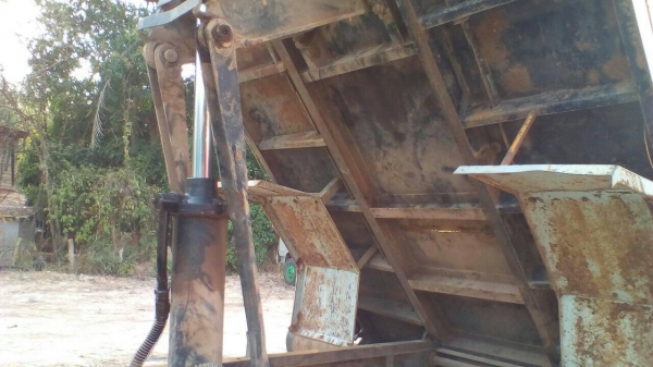 HINO FC3J 170 HP JO7C หกล้อดั๊มพ์ สมอเงิน กระบะดั๊มพ์เหล็ก 5 ตันความยาว 3.60 เมตรสภาพดีพร้อมบรรทุกทำงานหนักได้เลยครับ เครื่องยนต์แรงดีไม่มีเยิ้ม ภายในห้องเก๋งสะอาด แอร์เย็น พวงมาลัยเพาเวอร์ ระบบเบรคทริ๊ปฟี้ครบครัน ช่วงล่างใหญ่แน่นดีคัชซีสวยไม่มีบวม ยาง 8.