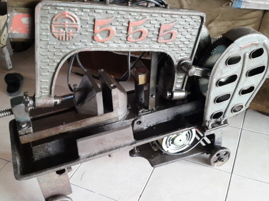 แท่นเลื่อย 555 ไต้หวัน พร้อมใช้ มอเตอร์ มิตซู 0.5 แรง 220 V. 7,000
