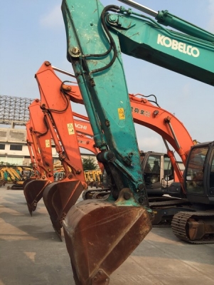 มาถึงใหม่แล้วรถขุด KOBELCO SK200-6ES  YN10-4xxxx