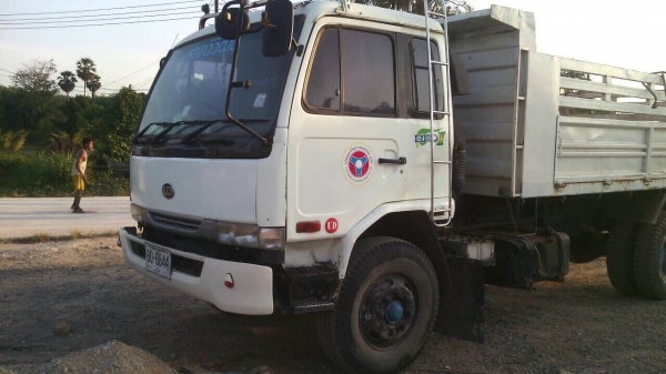 นิสสันยูดี 6ล้อดั้ม เครื่อง 220แรง ปี50