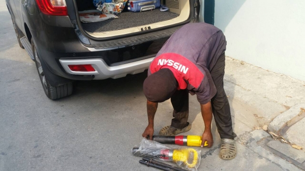 tractor-backhoe ขอบคุณลูกค้า ทีมาอุดหนุน หัวเจาะกระแทกปูนแย๊กลม ไปใช้อย่างต่อเนื่อง