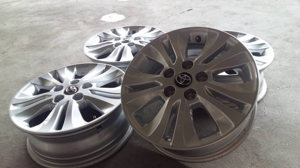 ขายล้อแม็กป้ายแดง revo 16" สนใจติดต่อ ตาเล็ก ล้อและยาง 081-3747940