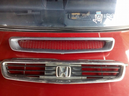 ขาย กระจังหน้า Honda Civic ตาโต ของแท้หนึ่งอัน ของแต่งหนึ่งอัน (ข้างบน สีมีรอยเล็กๆ) ไม่แตกหรือหัก