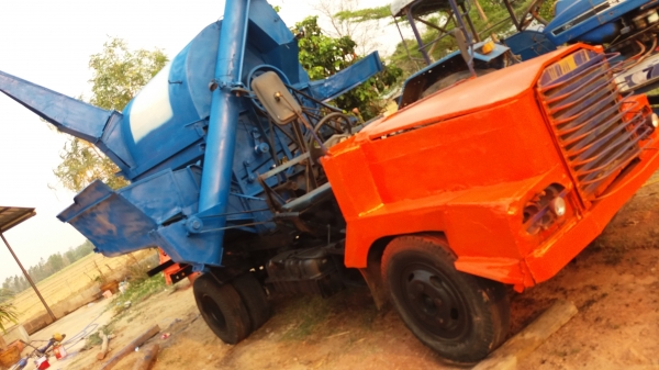 รถนวดข้าว หกล้อ เครื่องฮิโน่6สูบ ตู้นวดไทยเส็ง 7ฟุต