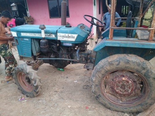 ขาย รถไถนาไทซัน 25 แรง 2 สูบ เครื่องติดง่าย หางหลังดี เกียร์ดี  ยางไม่สวย ไม่มีแบทให้ รถพร้อมใช่งาน ราคารถนาเดินตาม